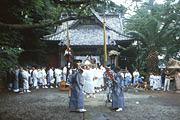 露払いを先頭に初木神社を出発